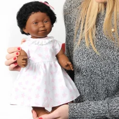 Dukke m. Downs syndrom - Pige, sort hår, 40 cm