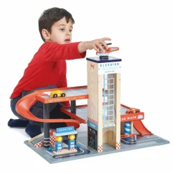 Parkeringshus med elevator