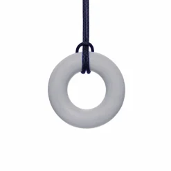 Tyggesmykke, Ring - Standard, Lysegrå